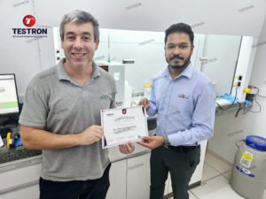 Handing over the intrinsic viscosity testing equipment training certificate to VALGROUP BRASIL staff
