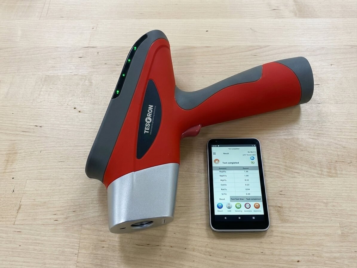 TT-X5000 Handheld Portable XRF Analyzer for alloy testing with mobile display interface